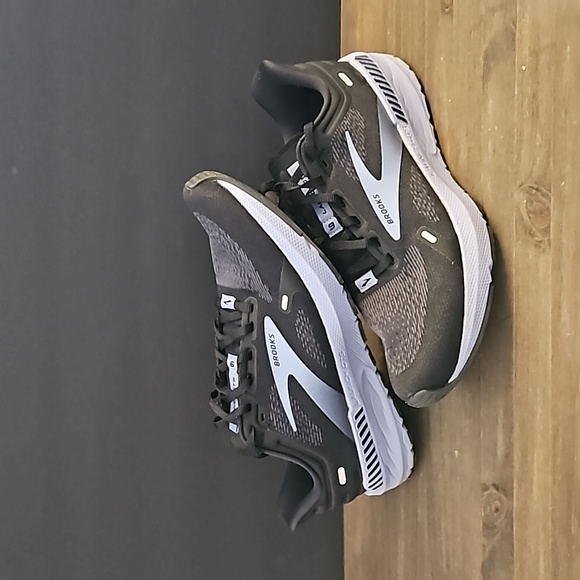 Brooks Shoes - NIB Brooks Launch GTS 9 W10 Black/Purple